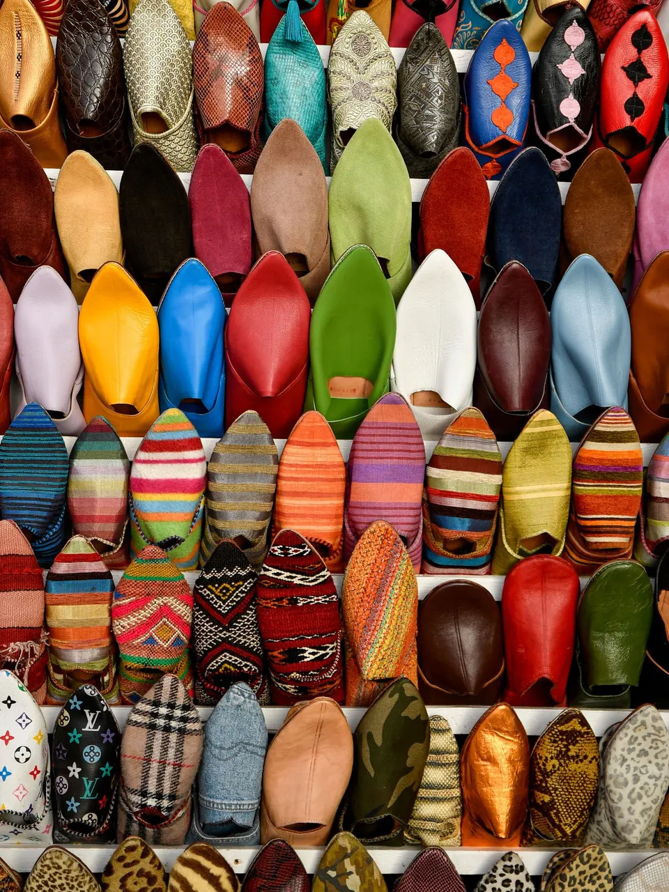 Babouches de couleurs alignées dans une boutique