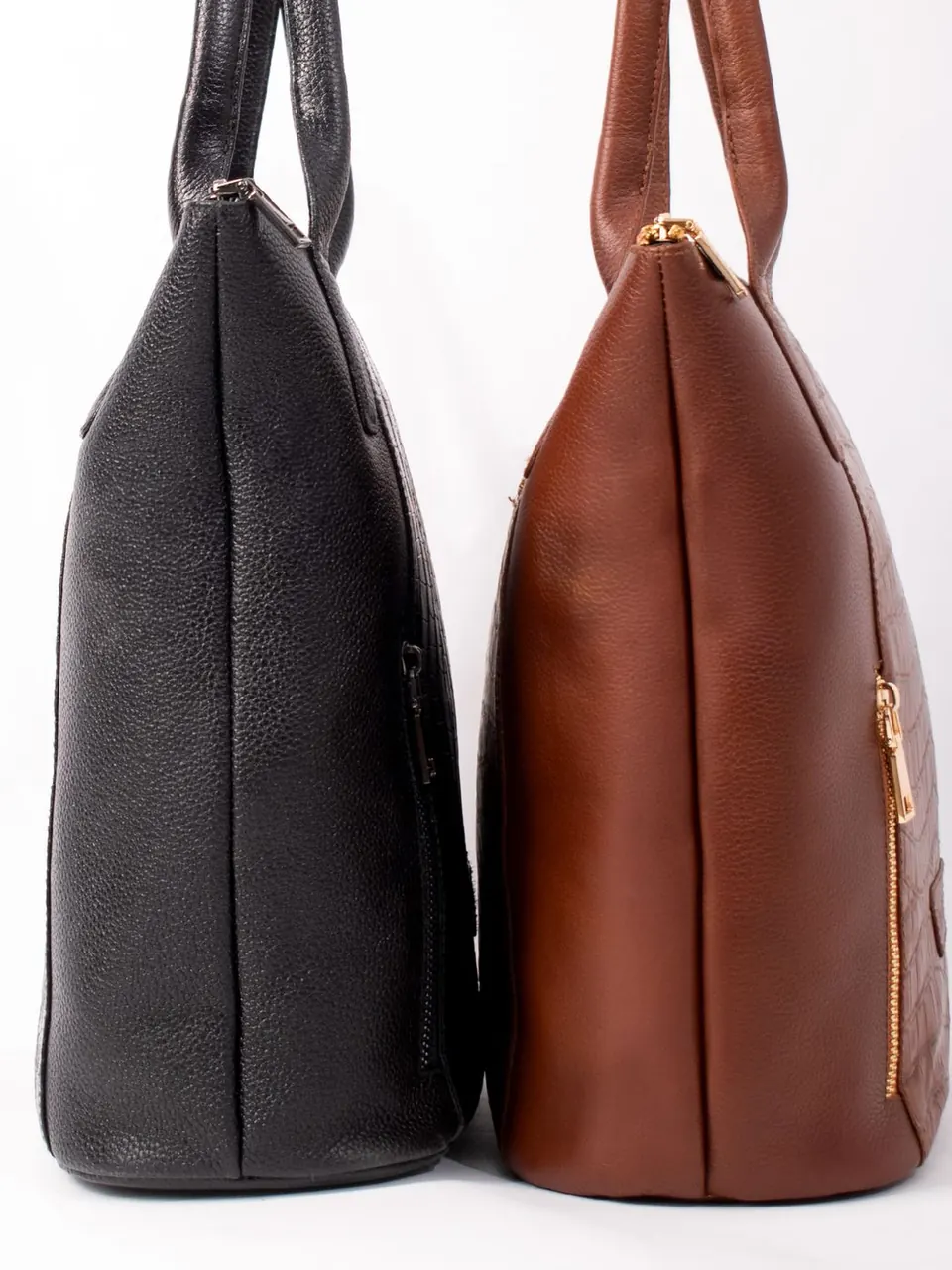 Deux cabas en cuir noir et cognac