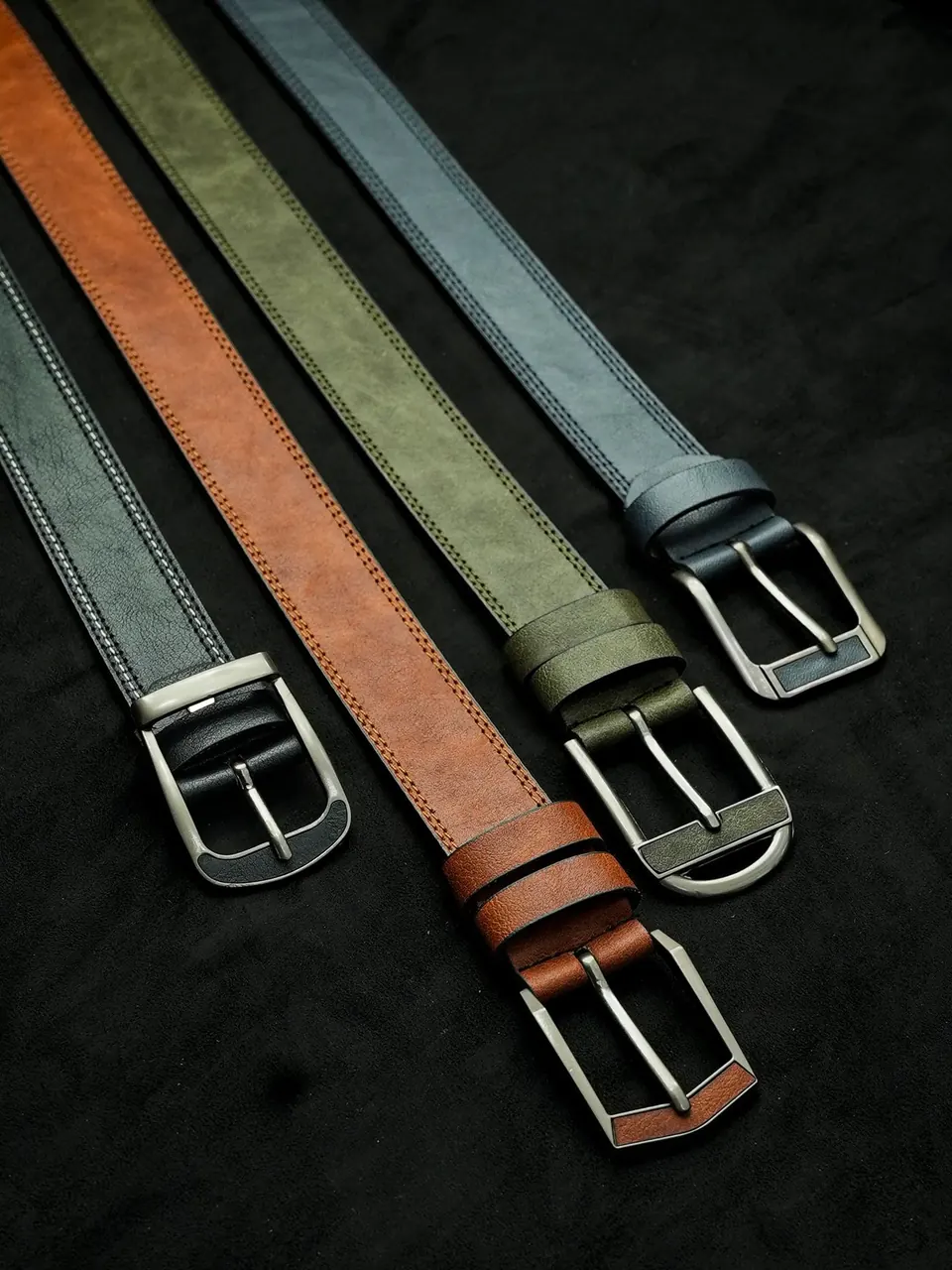 Ceintures en cuir sur fond noir