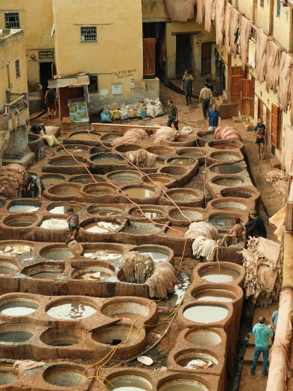 Les cuves des tanneries de Chouara vues d’en haut, dans la médina de Fès