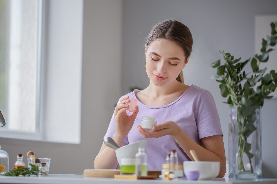 Une femme applique un sérum avec une pipette