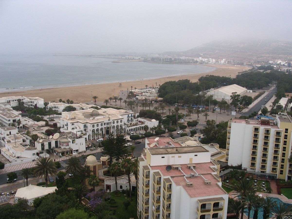 La baie d’Agadir vue d’en haut, plage, palmiers et immeubles blancs du front de mer