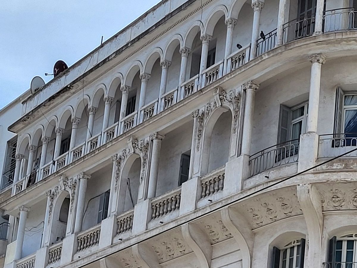 Façade Art déco à arcades et loggias blanches dans le centre de Casablanca