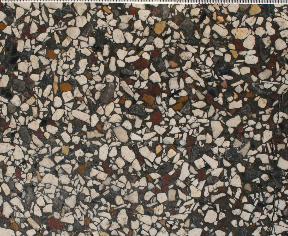 Gros plan d’un sol en terrazzo, éclats de marbre clairs et sombres
