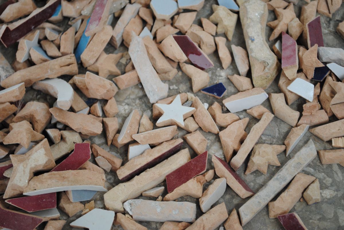 Fragments de zellige taillés à la main, émaillés de blanc, bleu et bordeaux